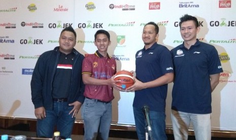 Pelatih Hangtuah Andika Saputra (kiri), pemain BSB Hangtuah Lucky Pasondok (dua dari kiri) kapten SM Pertamina Arki Wisnu (dua dari kanan) dan pelatih SM Pertamina Youbel Sondakh (kanan) dalam jumpa pers jelang semifinal IBL Pertalite 2017/2018