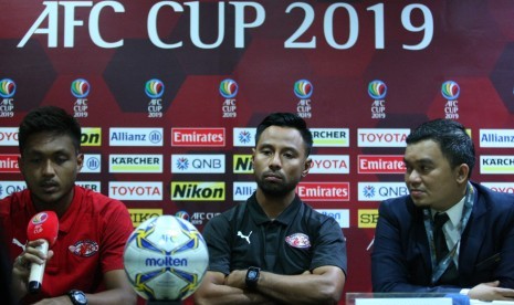 Pelatih Home United Noh Rahman (kanan) dan Pemain Izzdin Shafiq dalam konferensi pers jelang laga melawan PSM Makassar di Stadion Pekansari, Bogor, Senin (29/4).