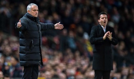 Pelatih Hull City, Marco Silva (kanan) dan pelatih Manchester United, Jose Mourinho memberikan instruksi dari pinggir lapangan Old Trafford pada laga Liga Primer, Kamis (2/2) dini hari WIB. Laga berakhir imbang tanpa gol.