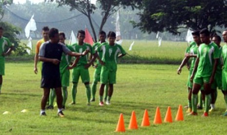 Pelatih Ibnu Grahan memberikan instruksi kepada pemain Persebaya.