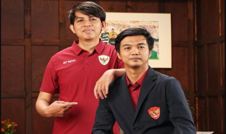 Pelatih Ichsan Taufiq (kanan) dan asistennya Budi Muhamad Manar Hidayat membawa tim Indonesia menjuarai FIFAe World Cup 2024 game Football Manager atau Piala Dunia Football Manager 2024 edisi perdana. 