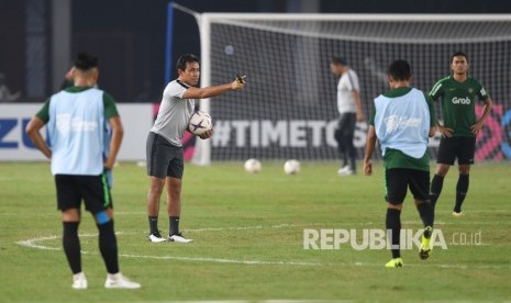 Pelatih Indonesia Bima Sakti (kedua kiri) memberikan instruksi dalam sesi latihan menjelang laga lanjutan Piala AFF 2018 melawan Timor Leste, di Stadion Utama Gelora Bung Karno, Jakarta, Senin (12/11/2018).