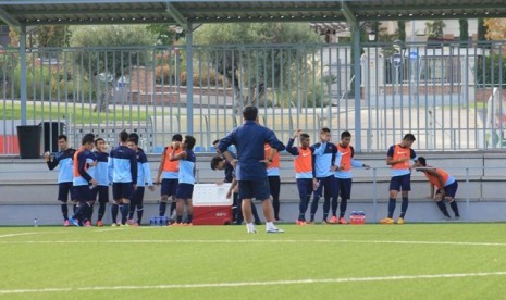 Pelatih Indra Sjafri saat memimpin latihan timnas U-19 di lapangan Campus De Verano, Ciudad Deportiva Atletico De Madrid, Ahad (14/9).