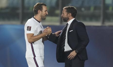 Pelatih Inggris Gareth Southgate (kanan) menyapa penyerang Inggris Harry Kane saat Kane digantikan pada pertandingan sepak bola kualifikasi Grup I Piala Dunia 2022 antara San Marino dan Inggris di Stadion Olimpiade, di Serravalle, San Marino, Senin, 15 November 2021.