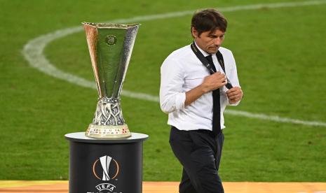  Pelatih Inter Antonio Conte berjalan melewati trofi setelah mengambil medali runner-up setelah pertandingan final Liga Eropa UEFA antara Sevilla FC dan Inter Milan di Cologne, Jerman 21 Agustus 2020. Sevilla menang 3-2.