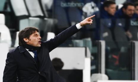 Pelatih Inter Antonio Conte mengarahkan timnya selama pertandingan sepak bola babak semifinal Piala Italia, leg kedua antara Juventus dan Inter Milan, di Turin Allianz Stadium, Italia, Selasa, 9 Februari 2021.