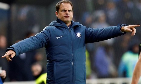 Pelatih Inter, Frank De Boer memberikan instruksi dari pinggir lapangan Atleti Azzurri d'Italia, Bergamo saat laga Serie A lawan Atalanta, Ahad (23/10). Inter kalah 1-2 pada laga itu.