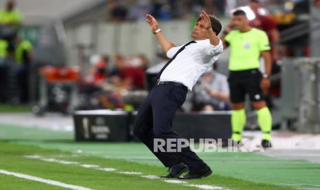 Pelatih Inter Milan Antonio Conte bereaksi pada pertandingan sepak bola perempat final Liga Europa antara Inter Milan dan Bayer Leverkusen di Duesseldorf Arena, di Duesseldorf, Jerman, Senin (10/82020).