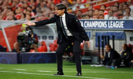 Pelatih Inter Milan Simone Inzaghi memberikan arahan kepada pasukannya saat menghadapi Benfica di babak perempat final Liga Champions (2022/2023), Rabu (12/4/2023). 