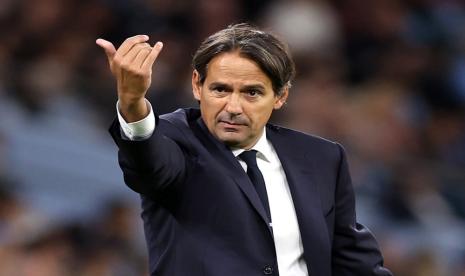 Pelatih Inter Milan Simone Inzaghi memberikan instruksi saat timnya menghadapi Manchester City di Liga Champions.