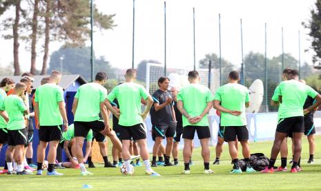 Pelatih Inter Milan Simone Inzaghi (tengah) menghadiri sesi latihan di Appiano Gentile, Milan, Italia, 14 September 2021.