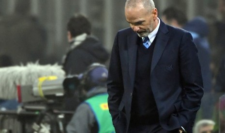 Pelatih Inter Milan, Stefano Pioli tertunduk seusai timnya kalah 1-2 dari Lazio di Giuseppe Meazza, Rabu (1/2) dini hari WIB. Inter tersingkir dari Coppa Italia.