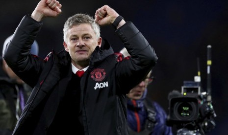 Pelatih interim Manchester United Ole Gunnar Solksjaer merayakan kemenangan timnya atas Cardiff, pada laga di Stadion Cardiff City, Ahad (23/12) dini hari WIB.