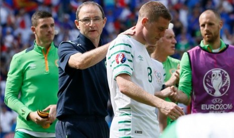 Pelatih Irlandia Martin O'Neill (kedua kiri) menghibur pemainnya usai tersingkir dari Piala Eropa 2016.