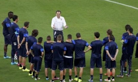 Pelatih Italia, Cessare Parandelli ketika memberikan pengarahan pada sesi latihan. 