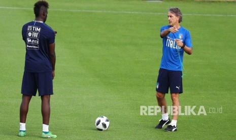 Pelatih timnas Italia Roberto Mancini berbicara kepada Mario Balotelli saat memimpin sesi pelatihan menjelang pertandingan persahabatan Jumat melawan Prancis, di pusat olahraga Coverciano, dekat Florence, Italia, Rabu (30/5/2018).  Setelah tiga tahun absen, Balotelli kembali dipanggil Mancini untuk membela timnas Italia, Senin (24/1/2022).