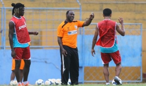 Pelatih Jackson F Tiago memberi instruksi pemain Persipura Jayapura.