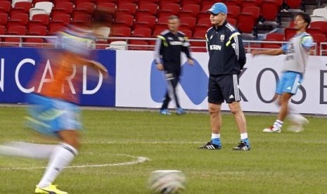 Pelatih Javier Aguirre memantau latihan anak asuhnya jelang laga melawan timnas Brasil.