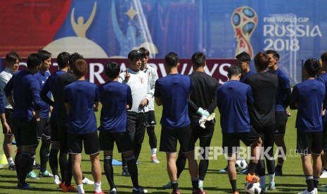 Pelatih Jepang Akira Nishino, berbicara kepada para pemain  nasional Jepang selama sesi latihan Piala Dunia 2018 di Kazan, Rusia, Ahad, (17/6).  