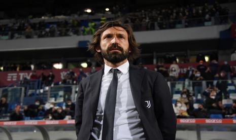 Pelatih Juventus Andrea Pirlo menyaksikan pertandingan final sepak bola Piala Italia antara Atalanta dan Juventus di Stadion Mapei di Reggio Emilia, Italia, Kamis (20/5).