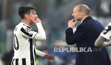 Pelatih Juventus Massimiliano Allegri (kanan) dan Paulo Dybala.