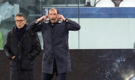 Pelatih Juventus Massimiliano Allegri (kanan) memberikan instruksi pada pemainnya saat leg pertama Liga Champions babak perempat final Liga Champions menghadapi Real Madrid di Juventus Stadium, Turin, Italia, Rabu (4/4) WIB dini hari