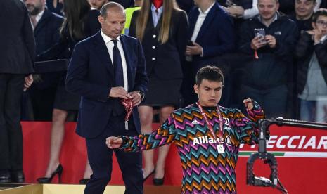 Pelatih Juventus Massimiliano Allegri (kiri) berjalan lesu setelah pemberian medali untuk runner-up Coppa Italia di Stadion Olympico, Roma, Kamis (12/5/2022). 