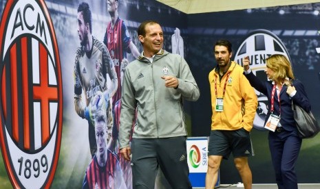 Pelatih Juventus, Massimiliano Allegri (kiri) dan kiper Gianluigi Buffon jelang konferensi pers partai final Supercoppa Italiana, di Doha, Qatar, Kamis (22/12). Juventus akan melawan AC Milan pada laga malam ini.