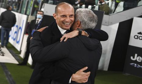 Pelatih Juventus Massimiliano Allegri, kiri, dan pelatih Roma Jose Mourinho berpelukan sebelum pertandingan sepak bola Serie A antara Juventus dan Roma, di stadion Turin Allianz, Italia, Minggu, 17 Oktober 2021.