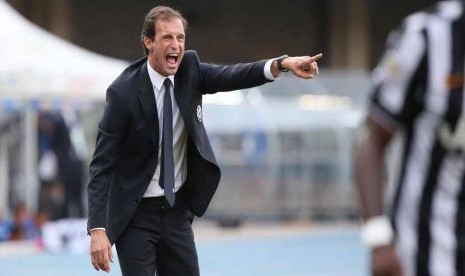 Pelatih Juventus, Massimiliano Allegri, memberikan instruksi kepada pemainnya saat menghadapi Chievo Verona di laga pembuka Serie A Italia di Verona pada Sabtu (30/8). 