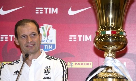 Pelatih Juventus, Massimiliano Allegri memberikan keterangan pers jelang laga final Coppa Italia lawan Lazio, di Roma, Selasa (16/5).