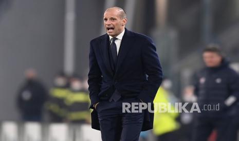 Pelatih Juventus Massimiliano Allegri meneriakkan instruksi kepada timnya saat pertandingan sepak bola Serie Italia antara Juventus dan Cagliari di Stadion Allianz di Turin, Italia, Rabu (22/12) dini hari WIB. Allegri akan kembali memimpin pasukannya saat melawan Napoli.