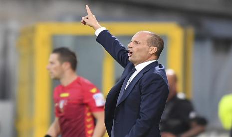 Pelatih Juventus Massimiliano Allegri meneriakkan instruksi selama pertandingan sepak bola Serie A Italia antara Spezia dan Juventus, di stadion Alberto Picco di La Spezia, Italia, Rabu, 22 September 2021.