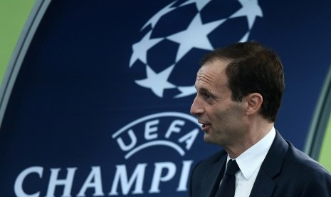 Pelatih Juventus, Massimiliano Allegri saat menginspeksi stadion Dragao di Porto, Selasa (21/2).