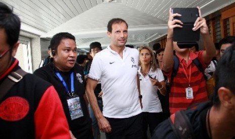 Pelatih Juventus Massimiliano Allegri usai konferensi pers menjelang tur Juventus ke Asia-Pasific di Jakarta, Selasa (5/8).