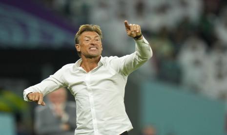  Pelatih kepala Arab Saudi Herve Renard berteriak saat memberikan instruksi dari pinggir lapangan saat pertandingan sepak bola grup C Piala Dunia antara Polandia dan Arab Saudi, di Education City Stadium di Al Rayyan, Qatar, Sabtu, 26 November 2022. 