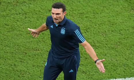 Pelatih kepala Argentina Lionel Scaloni memberi isyarat selama pertandingan sepak bola babak 16 besar Piala Dunia antara Argentina dan Australia di Stadion Ahmad Bin Ali di Doha, Qatar, Ahad (4/12) dini hari WIB.