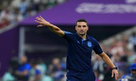  Pelatih timnas Argentina Lionel Scaloni memberi isyarat selama pertandingan sepak bola semifinal Piala Dunia 2022 antara Argentina dan Kroasia di Stadion Lusail di Lusail, Qatar, Rabu (14/12) dini hari WIB. Argentina menang 3-0 untuk melaju ke partai final. 