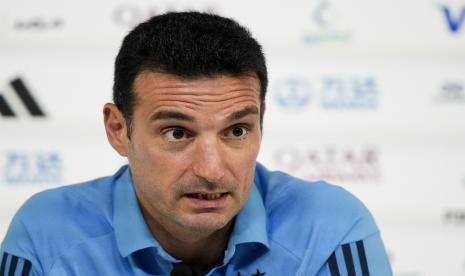 Pelatih kepala Argentina Lionel Scaloni menghadiri konferensi pers menjelang pertandingan sepak bola Piala Dunia grup C antara Polandia dan Argentina, di Doha, Qatar, Selasa, 29 November 2022. Tim asuhan Scaloni lolos ke perempat final dan akan berhadapan dengan Belanda.