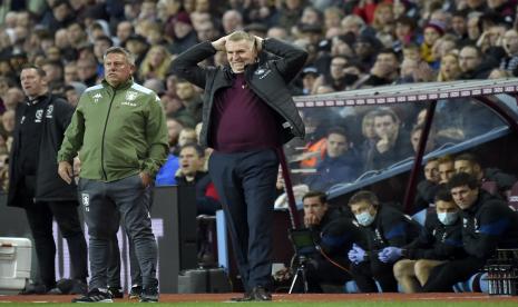 Pelatih kepala Aston Villa Dean Smith (tengah) bereaksi selama pertandingan sepak bola Liga Premier Inggris antara Aston Villa dan West Ham United di Villa Park di Birmingham, Inggris, Ahad (31/10).