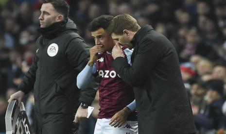 Pelatih kepala Aston Villa Steven Gerrard memberikan instruksi kepada pemain Aston Villa Philippe Coutinho selama pertandingan sepak bola Liga Inggris antara Aston Villa dan Manchester United di Villa Park di Birmingham, Inggris, Sabtu, 15 Januari 2022.