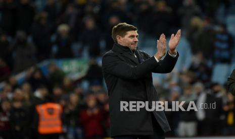  Pelatih kepala Aston Villa Steven Gerrard memberikan tepuk tangan kepada para pemainnya.