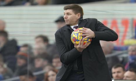 Pelatih kepala Aston Villa Steven Gerrard, menangkap bola selama pertandingan sepak bola Liga Premier Inggris antara Everton dan Aston Villa di stadion Goodison Park, di Liverpool, Inggris, Sabtu 22 Januari 2022.