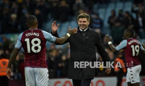  Pelatih kepala Aston Villa, Steven Gerrard (tengah) merayakan kemenangan dengan Ashley Young dalam pertandingan sepak bola Liga Premier Inggris antara Aston Villa dan Leicester City di Villa Park di Birmingham, Inggris, Ahad (5/12). Aston Villa akan bertandang ke Anfield melawan Liverpool pada Sabtu (11/12).