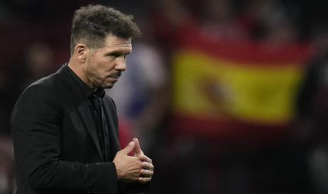 Pelatih kepala Atletico Madrid Diego Simeone berjalan setelah pertandingan sepak bola Grup B Liga Champions antara Atletico Madrid dan Bayer 04 Leverkusen di Stadion Civitas Metropolitano di Madrid, Spanyol, Rabu, 26 Oktober 2022.