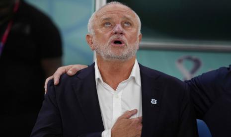  Pelatih kepala Australia Graham Arnold melihat lagu kebangsaan sebelum pertandingan sepak bola grup D Piala Dunia antara Australia dan Denmark, di Stadion Al Janoub di Al Wakrah, Qatar, Rabu, 30 November 2022. 