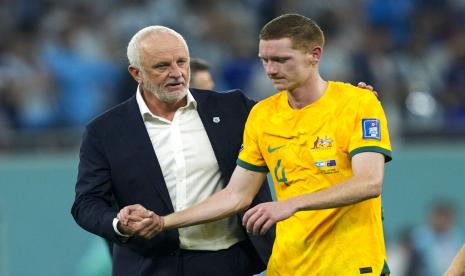 Pelatih timnas Australia Graham Arnold bersama salah satu pemainnya. 