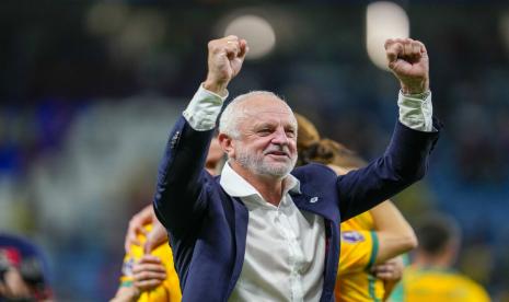  Pelatih kepala Australia Graham Arnold merayakan kemenangan timnya selama pertandingan sepak bola grup D Piala Dunia antara Australia dan Denmark, di Stadion Al Janoub di Al Wakrah, Qatar, Rabu, 30 November 2022. 