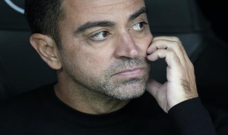 Pelatih kepala Barcelona Xavi Hernandez duduk di bangku cadangan selama pertandingan sepak bola La Liga Spanyol antara Barcelona melawan Espanyol di stadion Camp Nou, Sabtu (31/12/2022).ktober 2022.