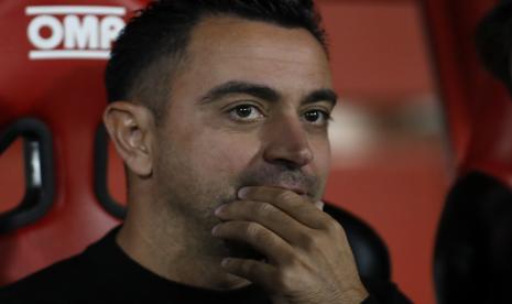  Pelatih kepala Barcelona Xavi Hernandez memberi isyarat jelang pertandingan sepak bola La Liga Spanyol antara Mallorca dan Barcelona di stadion Son Moix di Palma de Mallorca, Spanyol, Sabtu, 1 Oktober 2022.